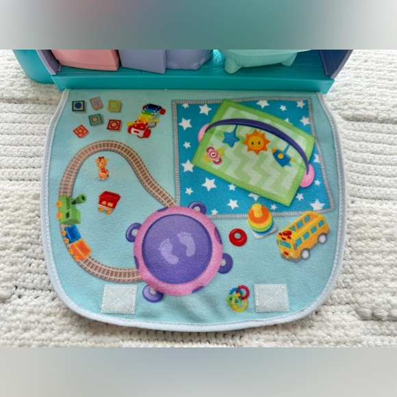 Fisher-Price Little People Cuddle & Play Nursery playset - Picture 4 of 13